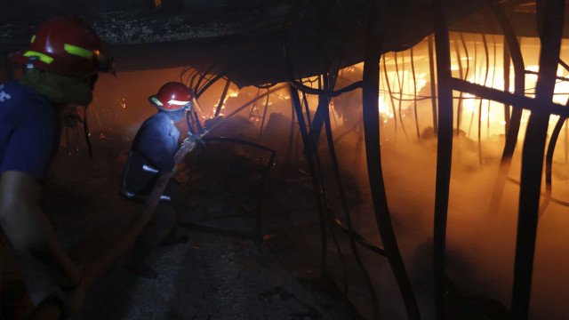 Grande incêndio atinge comunidade em Santos e destrói dezenas de casas